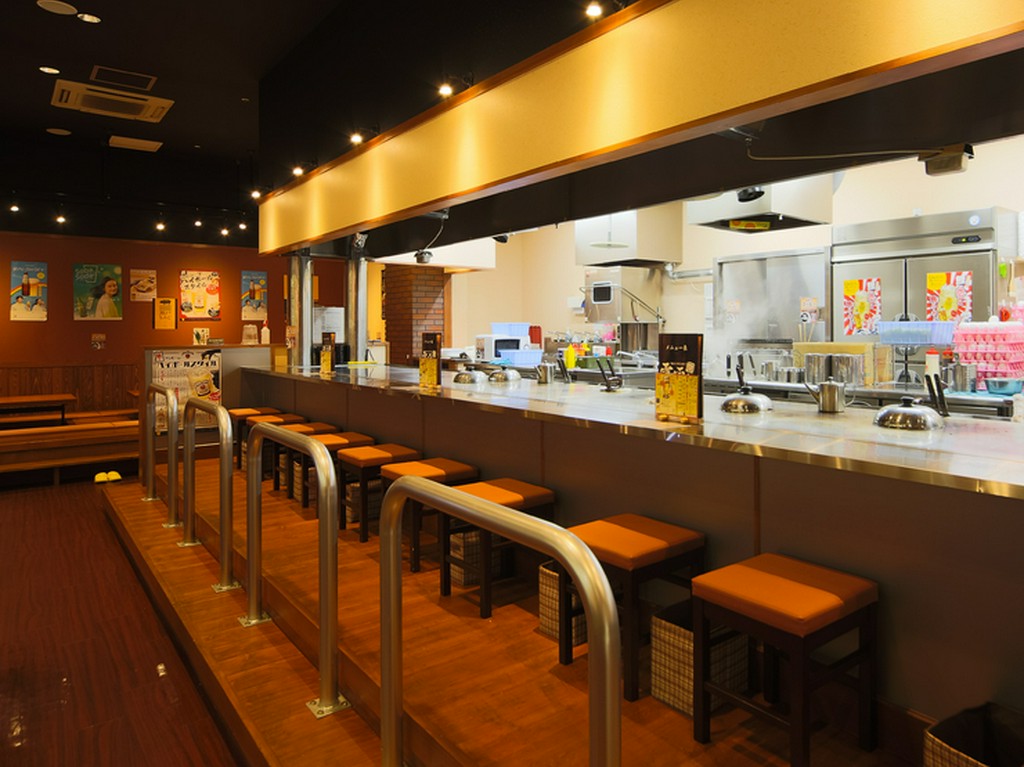 カウンター席を用意し1人でも入りやすい。仕事帰りに立ち寄れる