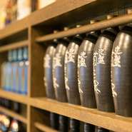 自慢の焼酎は100年の歴史を誇る霧島の白・黒・赤。5月頃になると、幻の焼酎と言われる『茜霧島』も楽しめます。他に日本酒や泡盛も充実。美味しい馬刺しと贅沢な時間を過ごせます。