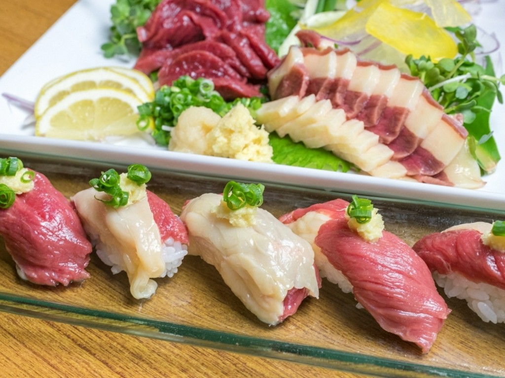 熊本から仕入れる馬刺しは鮮度が抜群