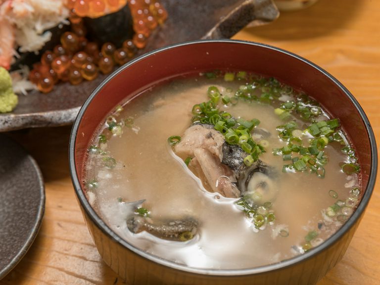 隠れた人気メニューは、安くておいしい「漁師あら汁」