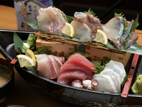 全国280カ所以上の漁港から集まる、新鮮な旬の魚を日替わりで。北海道のサメガレイなど、珍しい魚もそろいます。2178円→1098円（税込）
