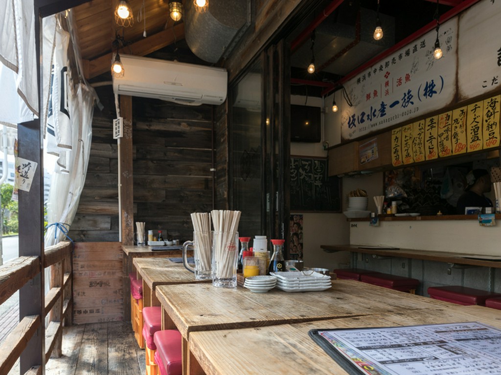 テラス席では、沖縄の風を感じながらのんびりできます