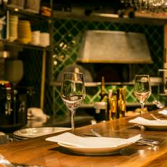 職人がピッツァを焼く様子を見ながら、カウンター席でデートを