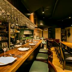 落ち着いたグリーンと木の温もりが心地よく調和したインテリア