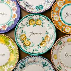 イタリア特注のカラフルなお皿がおいしい料理を引き立てる