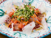 醤油と生姜を使ったオリジナルドレッシングで仕上げた和テイストのカルパッチョです。日本人に親しみやすい味付けで、さっぱりとした味わいが素材の風味を引き立てます。野菜もたっぷりでヘルシーな一品です。