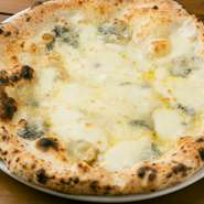 以前はイタリア産モッツァレラを使っていましたが、その品質に勝るとも劣らないのが最近の北海道産モッツァレラ。選りすぐった新鮮なモッツァレラは、味が濃くて伸びも良く、ピッツァに欠かせない存在です。