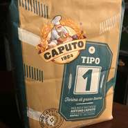 ピッツァ生地をつくる際には、イタリア産全粒粉の小麦粉が使われています。全粒粉にこだわることで、出来上がったピッツァ生地の香ばしさやモチモチの食感も楽しめます。