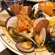 新鮮な魚介類を仕入れ、その魚介の旨味を生かすような料理がつくられています。旬を大切にした食材を使った料理をつくることによって、常に新しい美味しさと出あえるのだとか。
