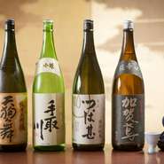 石川の地酒を10種類ほど取り揃えている日本酒。そのなかでゲストにまずすすめるのは、金沢の老舗蔵元「福光屋」が醸したオリジナルの日本酒『つば甚』。米の旨みがありつつ、料理の味を邪魔しない特別純米酒です。
