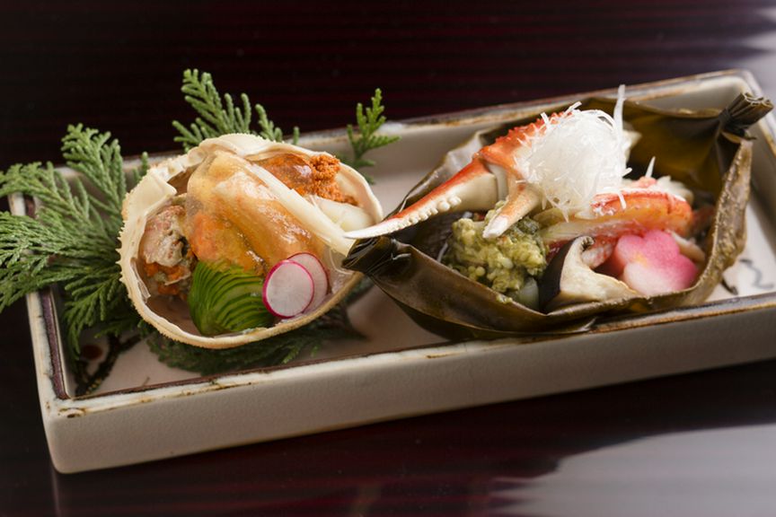 雌と雄、2つのズワイ蟹の美味しさを楽しめる『香箱蟹と加能ガニの昆布船蒸し』
