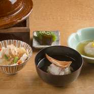 見た目は派手ではない料理を引き立てるのが器です。椀は「玉泉園」に自生する水芭蕉をモチーフにした特注品を使用。陶器も上出長衛門や大樋長左衛門といった作家作品を用いるなどこだわっています。
