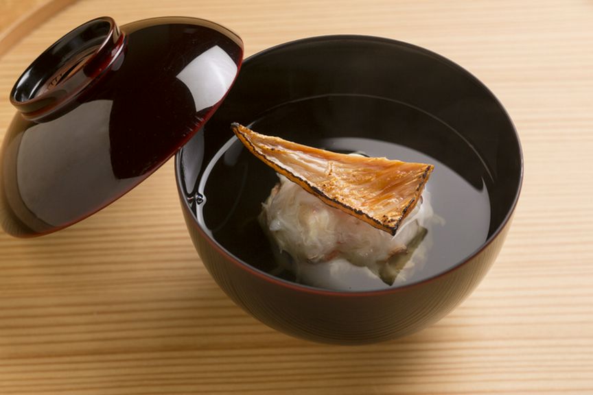 蟹の旨さを丁寧にひいた出汁で引き立てる『加能ガニの煮物椀』
