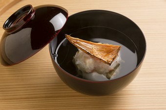 蟹の旨さを丁寧にひいた出汁で引き立てる『加能ガニの煮物椀』