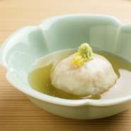 熱を加えると甘さが際立ち、すり下ろせばもっちりとした食感が出る加賀レンコンで百合根を包み、蒸し上げました。厚削りの本枯節で出汁をとったべっこう餡が、シンプルにレンコンに寄り添います。