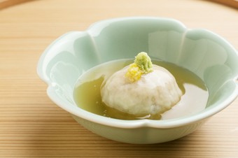 もっちりとした食感と甘さが際立つ『加賀レンコン蒸し』