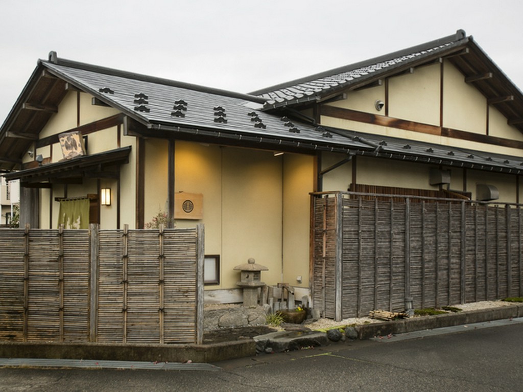 平屋建ての一軒家を使った贅沢な和風建築でゆったりとした時間を