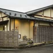 最寄りであるJR富山駅から車で約10分。富山市内の中心部より少し離れた閑静な住宅街に佇む一軒家のお店です。情緒あふれる平屋の建物は四季折々の植物が顔を出し、のどかな富山ならではの風情を演出してくれます。