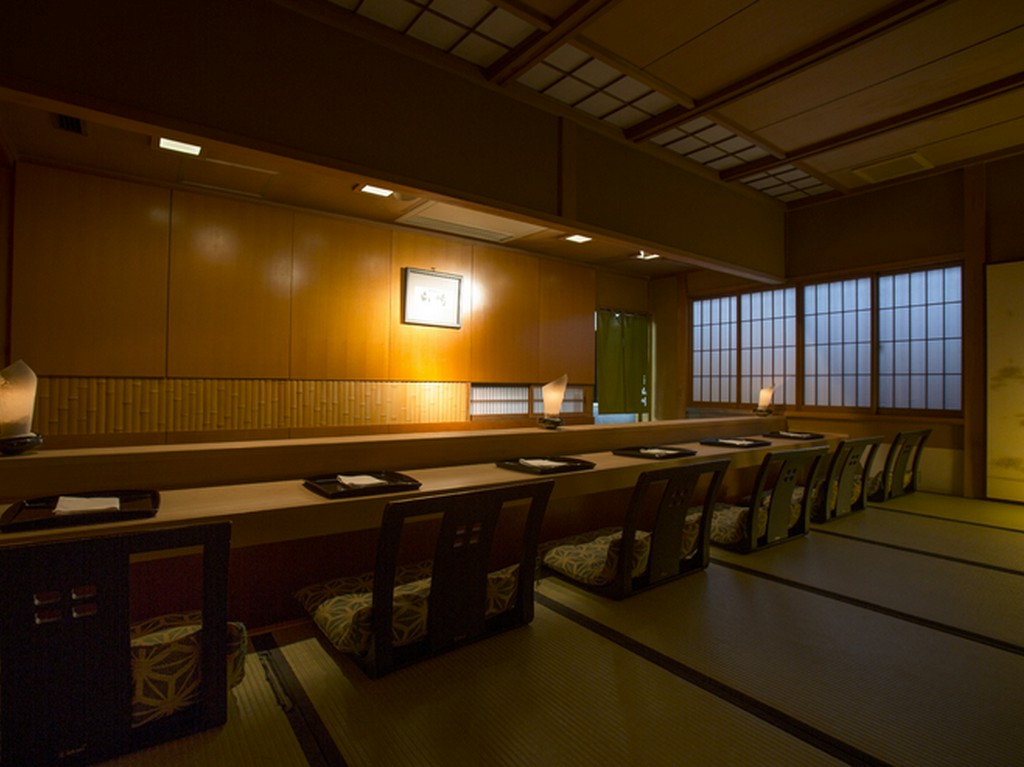 ライブ感覚で山崎氏の仕事を間近に望めるカウンター席