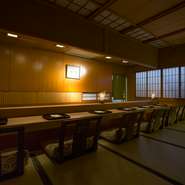 山崎氏の仕事を目前に望むカウンター席は、常に予約が途切れない人気シート。ロウソクの明かりがほのかに揺れる空間で、日本料理の仕事を楽しみながら食事ができます。少人数の利用ならばこちらがおすすめです。