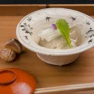 蟹、舞茸、水菜はもちろん、蕪の新芽、長芋など、すべて旬が同じ地の食材を一皿に盛り込みました。紅ずわい蟹の味噌酢を隠し味につかい、味わうたび、ふくよかかつ濃厚な味を生み出します。料理はある日の一例です。