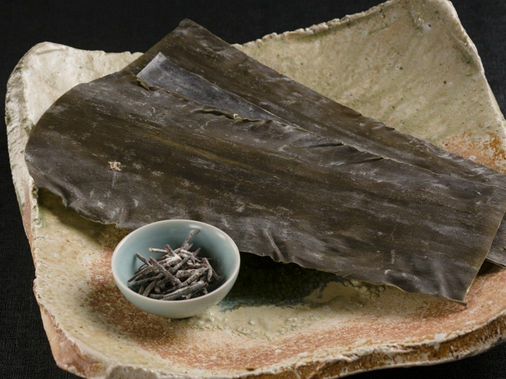 毎回仕込みに2カ月。白海老がほのかに香る塩昆布『はらり粉雪』