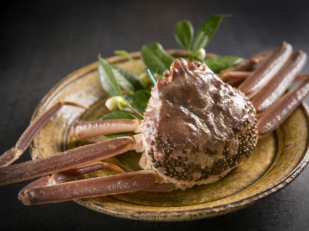 富山の冬を象徴するズワイ蟹は、たっぷりと贅沢に使用