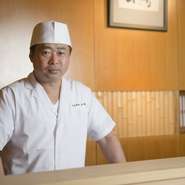 大阪の修業時代に通っていた名店で教わったのは丸いものは丸く、四角いものは四角く。要は自然の形に沿って調理すること。その考えを落とし込むと、富山の店は富山の味で勝負する。そういうことになると思います。