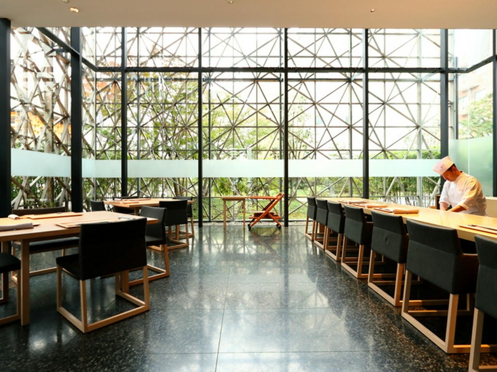 オープンキッチンのカウンターでは女性ひとり客の姿も