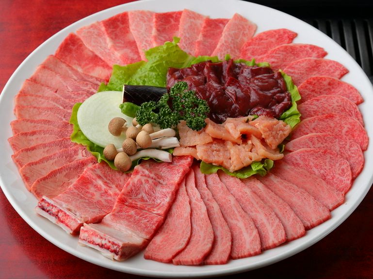 たくさんの種類のお肉が楽しめる『特選盛り』