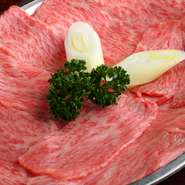 最高級の前沢牛や近江牛を使用した『上ロース』は、生でも食べられるほど新鮮な肉質。美味しい和牛を思う存分堪能したいというお客様からは、とても人気が高いメニューです。
