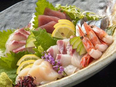 新鮮な旬の魚を堪能できる『刺身 6種盛り』