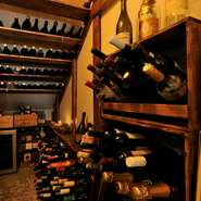 階段下に設けられた1部屋はワインセラーに。料理に合わせて選ぶ事はもちろんですが、暖かい気候の鹿児島の土地柄にも合わせ、セレクトしています。ソムリエでもあるシェフ厳選の美味しいワインを召し上がれ。