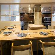 洗練された雰囲気の店内は、抜群の居心地の良さです。アイボリーを基調とした色調に、美しく配置されたライト、椅子も座り心地に定評のある「宮崎椅子制作所」の物を使用しています。
