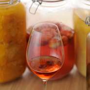 季節のフルーツをつかった自家製シロップは、常時6種類程用意されています。カクテルだけでなく、ノンアルコールのドリンクでもいただけます。