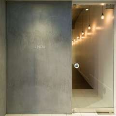 すっきりとした印象の、お洒落な店舗入り口