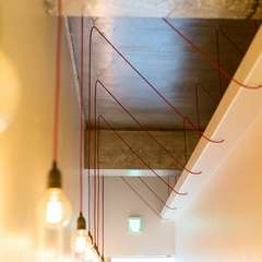 一本の糸（線）で繋がるように配置された美しいライト