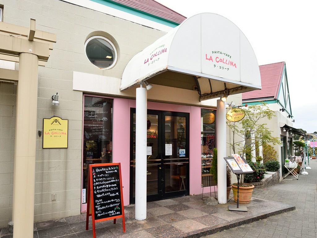 真っ白な外観が目印。日常にそっと溶け込むレストラン