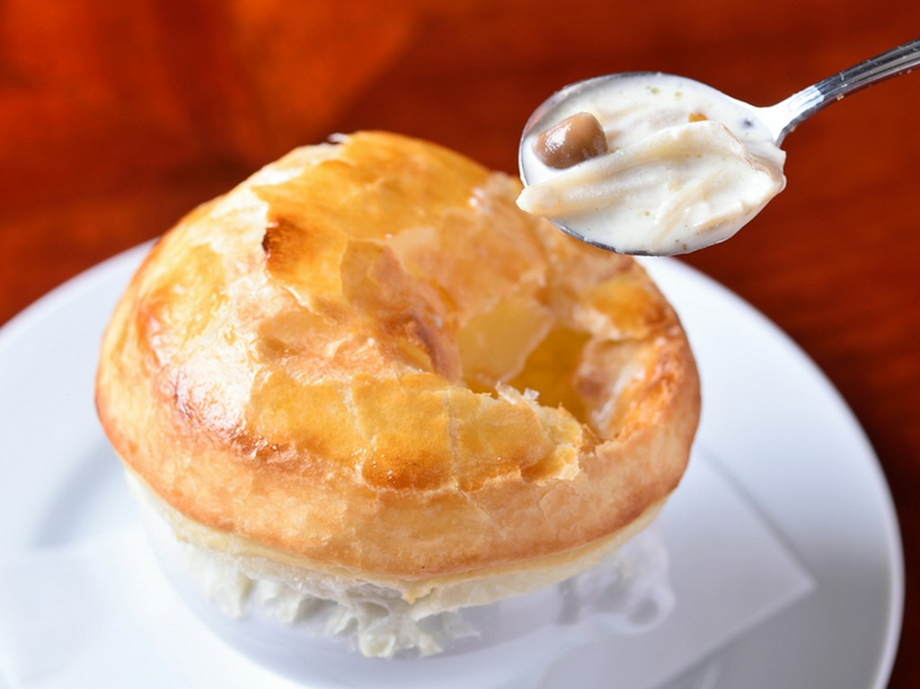 4種類の木の子とクリームの調和『木の子のパイ包みスープ』