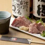 自身も焼酎好きで、変わり種は選ぶのが愉しみだと語る店主。芋をメインに、麦や米などさまざまな焼酎が用意されています。上質な肉と焼酎が魅せる格別なマッチング。飲み放題で、たっぷりと満喫してはいかが。