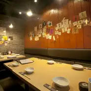 腰を落ち着けることができるソファー席は、宴会や友人とのパーティーなど、多彩なシーンで活躍してくれそうです。ケーキの持込みも可能なので、誕生日や記念日などにサプライズを計画するのも面白そう。