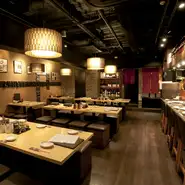 店内に入れば、60種類は数える焼酎ボトルが目に入ります。街の喧騒から離れ、くつろぎの時間が過ごせる、まさに大人の隠れ家的なお店。遅くまで営業しているので、会社帰りに立ち寄りやすいのも嬉しいポイントです。