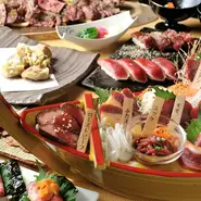 1貫190円～ご用意しております。その他、豪華肉刺しの船盛り全8種もございます。口コミで広まり、売れ筋首位をキープしている人気の逸品。馬刺しも余さず堪能出来るようお得な盛り合わせをご用意しております。