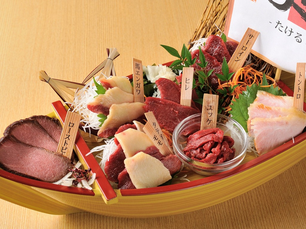 さまざまな肉が味わえる喜び『自慢の肉刺し　8点盛り』