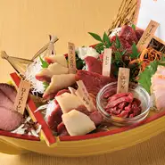 鮮度が高いからこそ堪能できる肉の刺身が、豪華に船盛で提供されます。中には、ローストビーフなど低温調理で旨みを深めたものも。それぞれの部位の美味しさを食べ比べ、好みの肉を探してみるのも面白いものです。