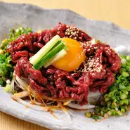 定番！新鮮な馬肉をユッケに♪高タンパクでヘルシーな馬肉は女性にも大人気！まるで桜の花びらのように綺麗で美味しいお肉です。シャキシャキの玉ねぎと卵黄を混ぜてお召し上がりください。