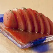 店舗仕込みのオリジナルドレッシングを合わせました。トマトの風味と良く合います。
