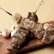 牛、豚、鳥といった定番の肉料理メニューも充実。【肉専門酒場　焚新橋店】ならではの魅力です。