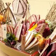 和食料理の経験を活かし、船盛で和の雰囲気を醸し出しています。どの部位か分かるよう名前をふり、醤油やポン酢ジュレなど、肉との相性を考えた調味料で食べていただく。部位ごとの違いを、比べてみてください。
