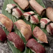 その時期一番の「肉」を厳選して使用。寿司や刺身でも食べられる肉は、新鮮ならではの味わいと、とろけるような食感を楽しんでいただけます。口の中一杯に広がる上品な風味を、心ゆくまでご堪能ください。